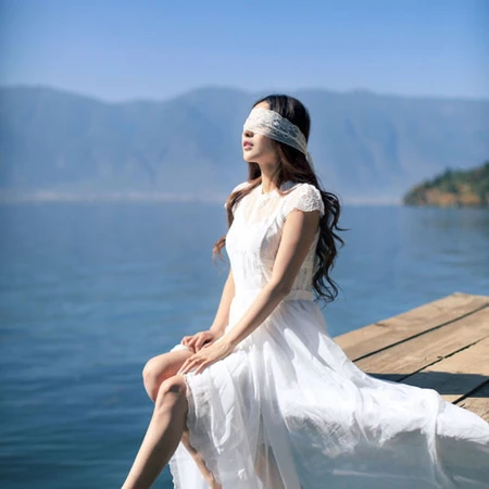 蒙着眼睛的女孩唯美图片-风一样自由
