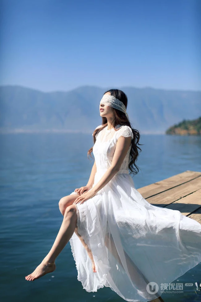 蒙着眼睛的女孩唯美图片-风一样自由