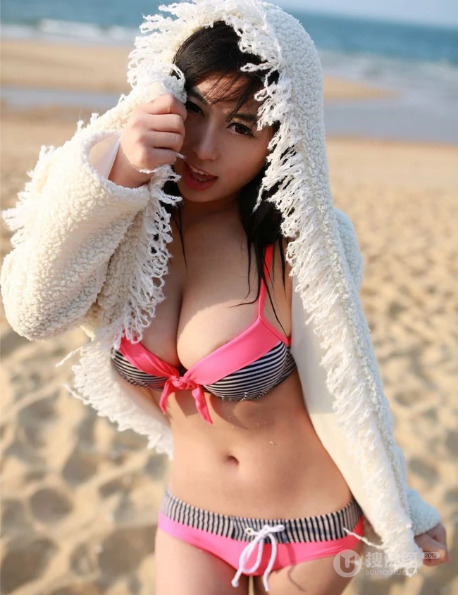 温泉边的美色，泳装泳装女生黄可泡温泉写真大图