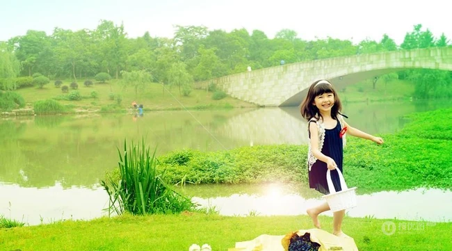 可爱混血萌小少女-萌美郊外清新写真