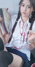 清纯学生妹洗手台写真-那对麻花辫子好可爱
