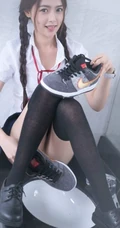 清纯学生妹洗手台写真-那对麻花辫子好可爱