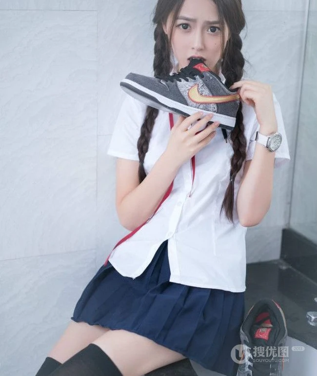 清纯学生妹洗手台写真-那对麻花辫子好可爱