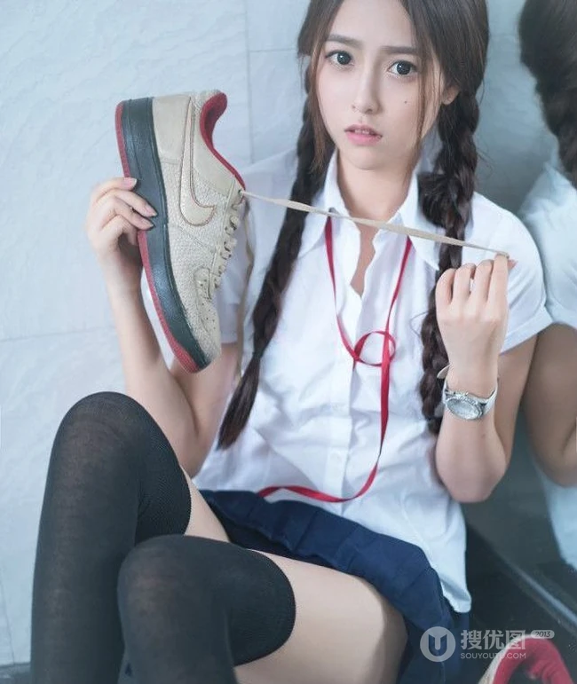 清纯学生妹洗手台写真-那对麻花辫子好可爱
