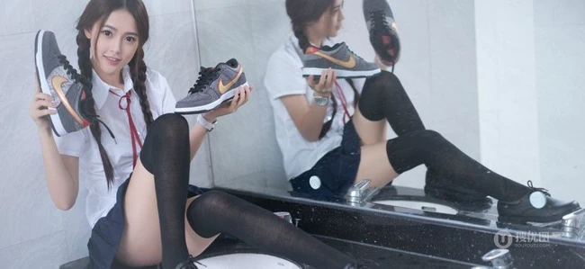 清纯学生妹洗手台写真-那对麻花辫子好可爱