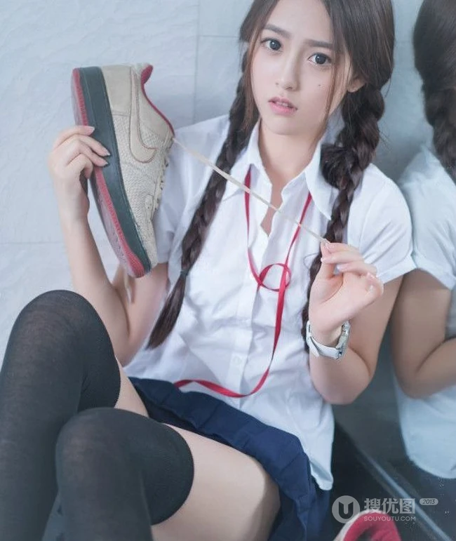 清纯学生妹洗手台写真-那对麻花辫子好可爱