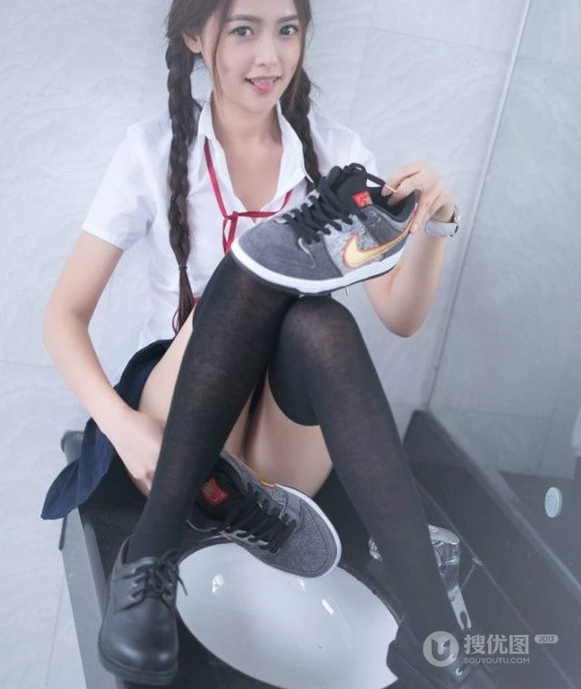 清纯学生妹洗手台写真-那对麻花辫子好可爱