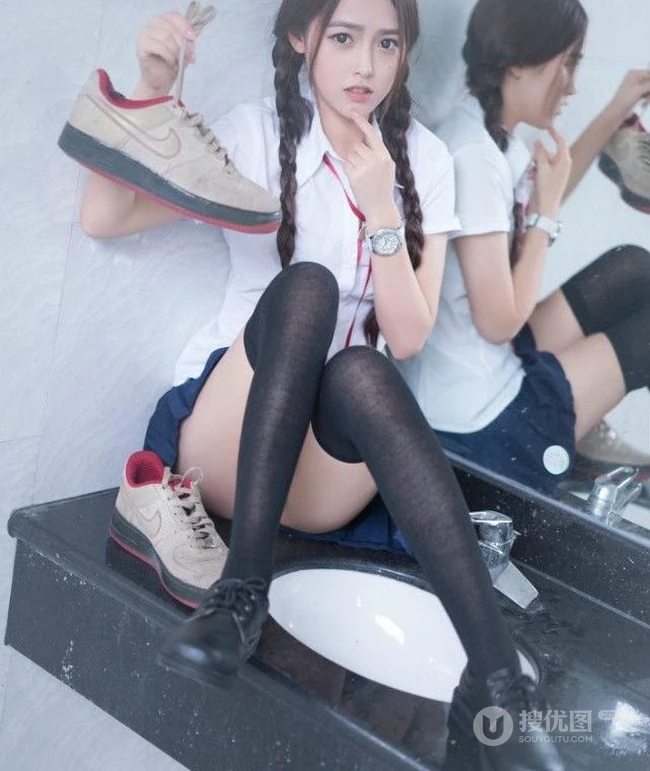 清纯学生妹洗手台写真-那对麻花辫子好可爱