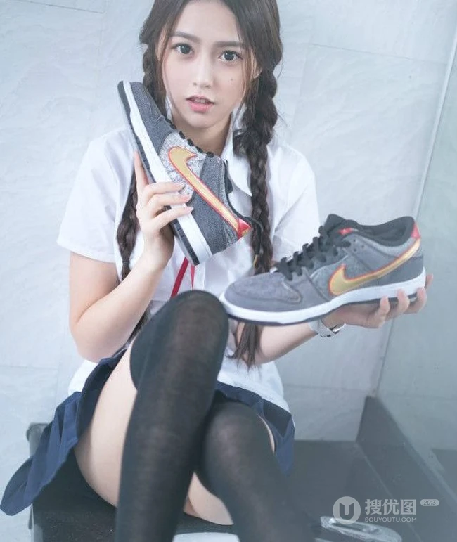 清纯学生妹洗手台写真-那对麻花辫子好可爱