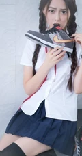 清纯学生妹洗手台写真-那对麻花辫子好可爱