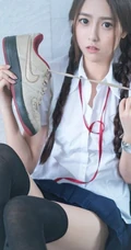 清纯学生妹洗手台写真-那对麻花辫子好可爱