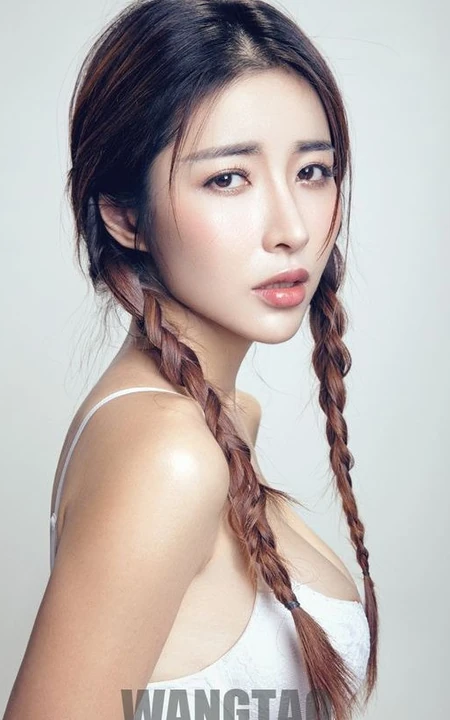嫩模何静家居写真 还有那美丽的麻花辫