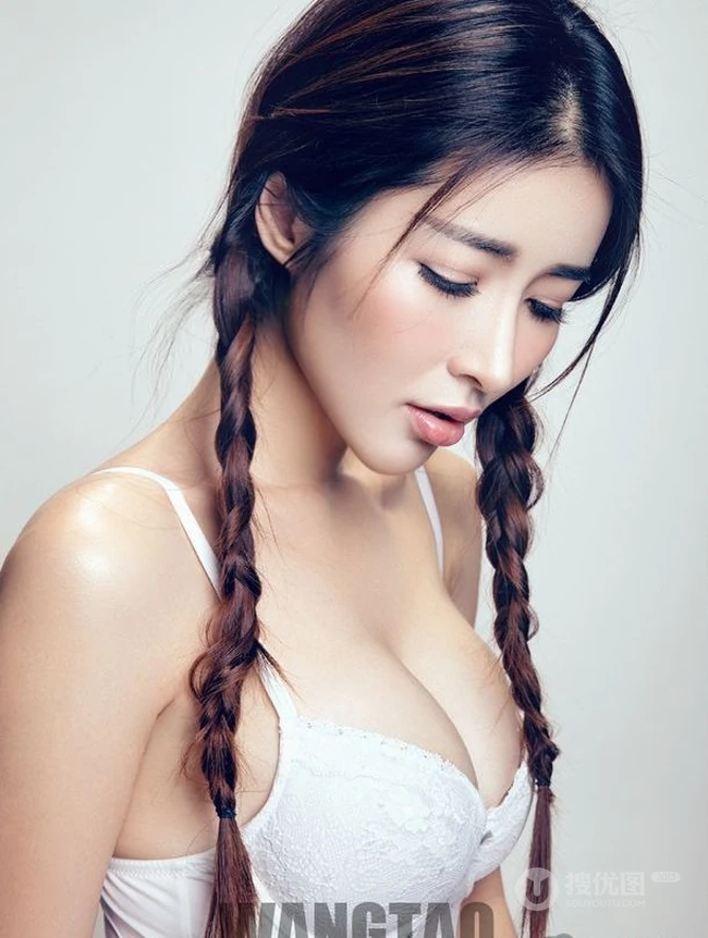 嫩模何静家居写真 还有那美丽的麻花辫
