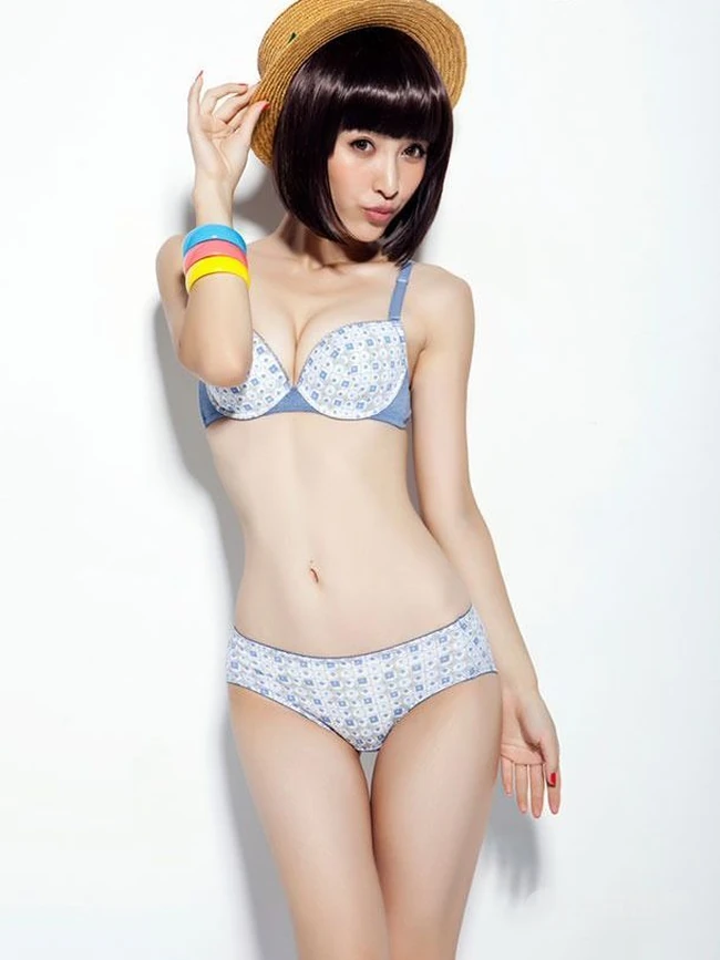 嫩模何静家居写真 还有那美丽的麻花辫
