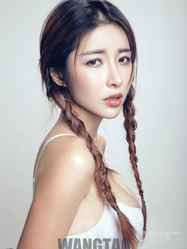 嫩模何静家居写真 还有那美丽的麻花辫