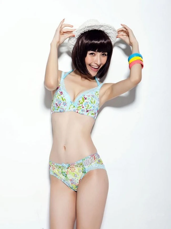 嫩模何静家居写真 还有那美丽的麻花辫