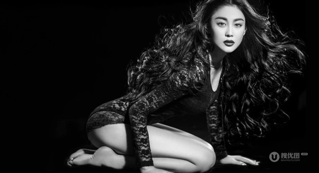 读者气质女生标准长腿-气质女生张馨予黑色蕾丝秀