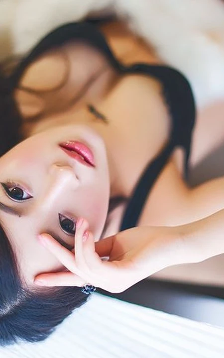 华伊沫家居服室内摄影写真 展黑色家居服魅力
