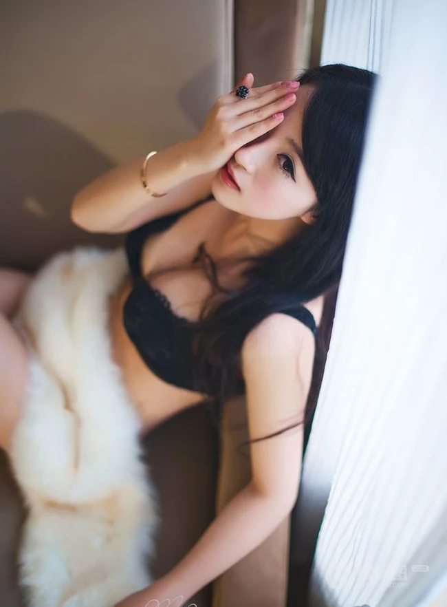 华伊沫家居服室内摄影写真 展黑色家居服魅力