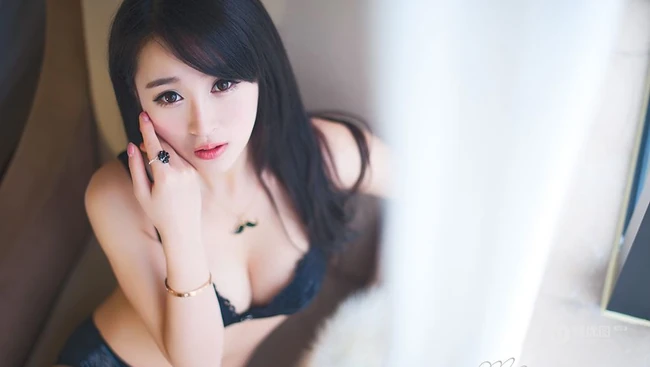 华伊沫家居服室内摄影写真 展黑色家居服魅力