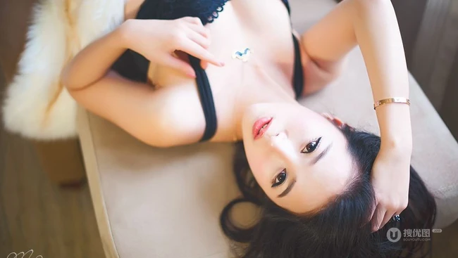 华伊沫家居服室内摄影写真 展黑色家居服魅力