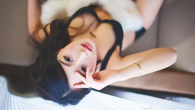 华伊沫家居服室内摄影写真 展黑色家居服魅力
