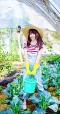 戴斗笠穿牛仔-可爱可爱女生农场畅游清新写真