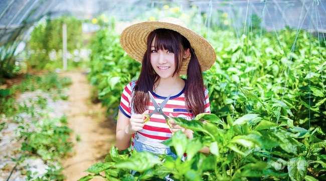 戴斗笠穿牛仔-可爱可爱女生农场畅游清新写真