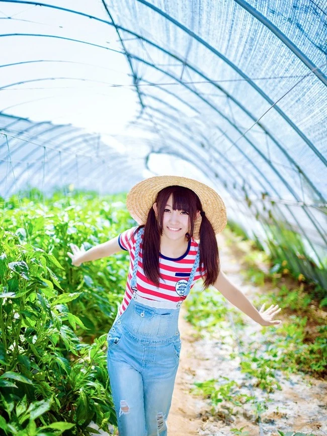 戴斗笠穿牛仔-可爱可爱女生农场畅游清新写真