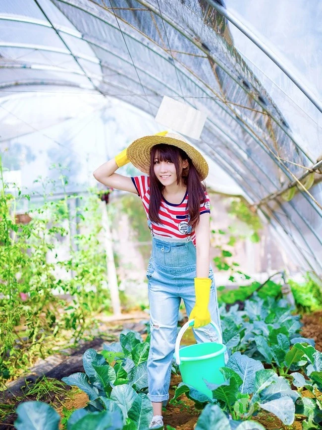 戴斗笠穿牛仔-可爱可爱女生农场畅游清新写真
