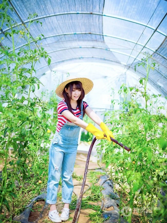 戴斗笠穿牛仔-可爱可爱女生农场畅游清新写真