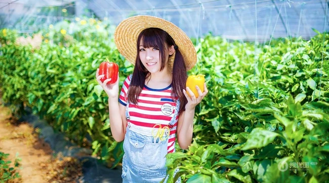 戴斗笠穿牛仔-可爱可爱女生农场畅游清新写真