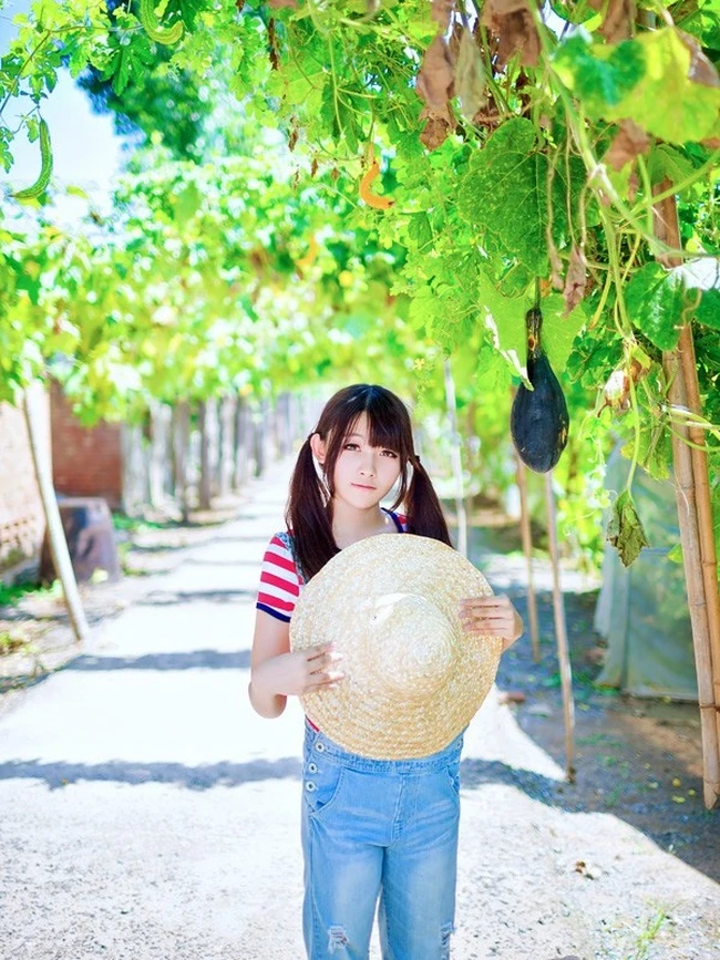 戴斗笠穿牛仔-可爱可爱女生农场畅游清新写真