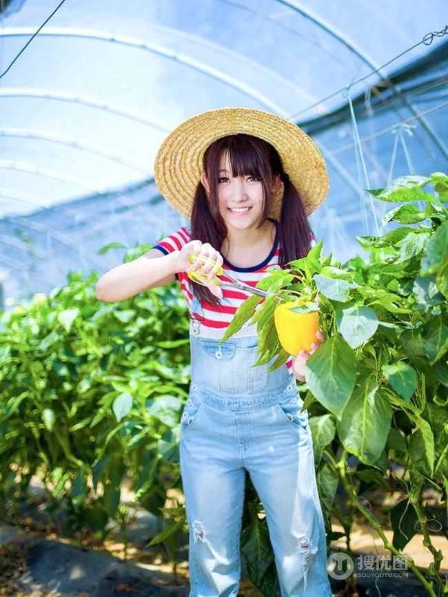 戴斗笠穿牛仔-可爱可爱女生农场畅游清新写真