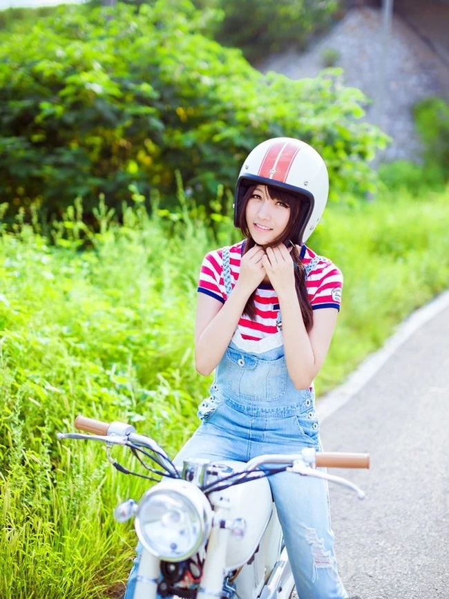 戴斗笠穿牛仔-可爱可爱女生农场畅游清新写真