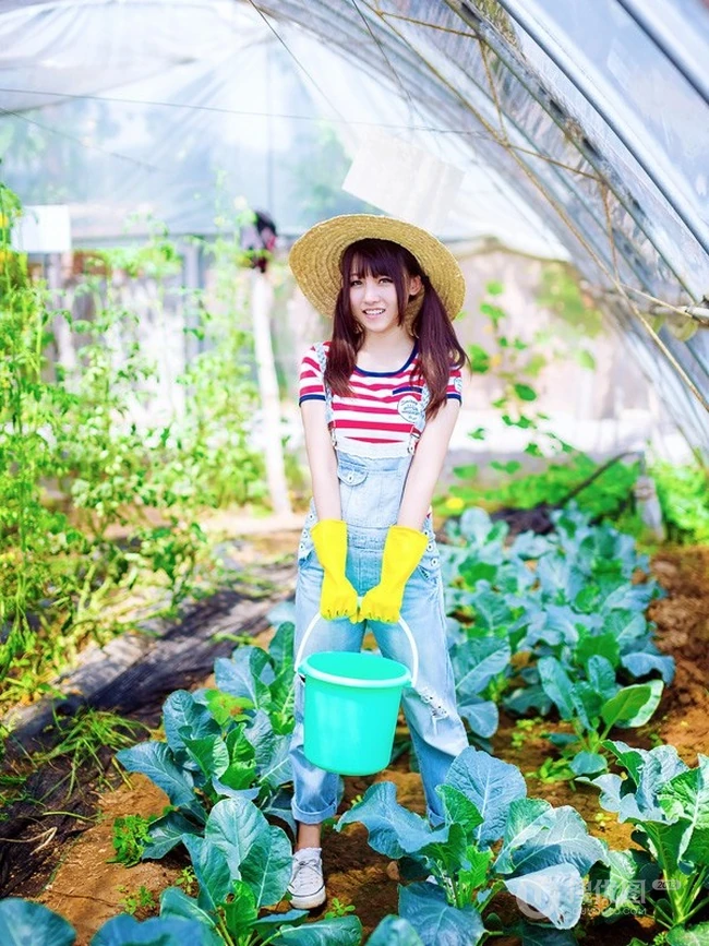 戴斗笠穿牛仔-可爱可爱女生农场畅游清新写真