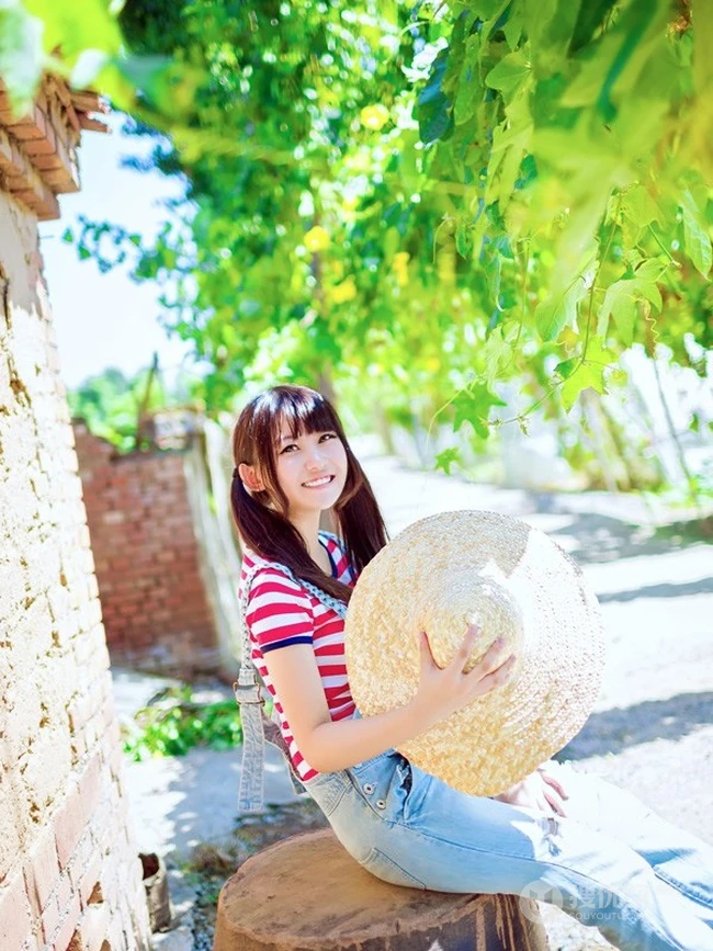 戴斗笠穿牛仔-可爱可爱女生农场畅游清新写真