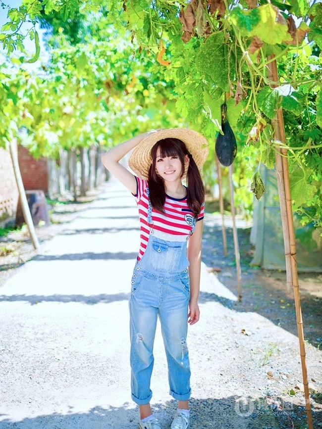 戴斗笠穿牛仔-可爱可爱女生农场畅游清新写真