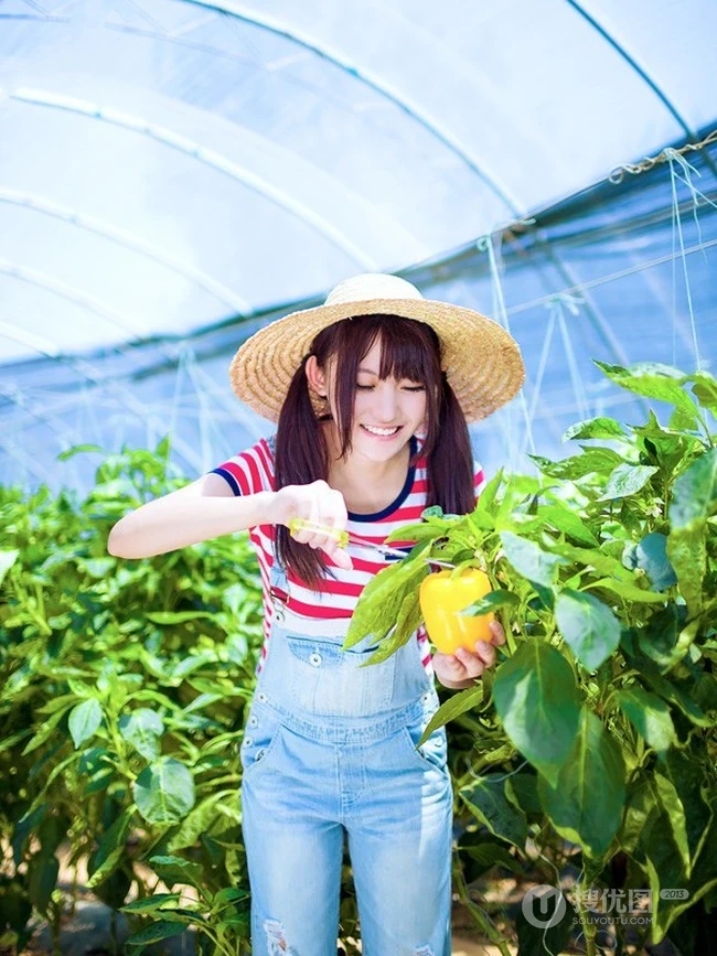戴斗笠穿牛仔-可爱可爱女生农场畅游清新写真
