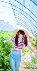 戴斗笠穿牛仔-可爱可爱女生农场畅游清新写真