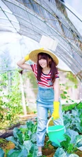 戴斗笠穿牛仔-可爱可爱女生农场畅游清新写真
