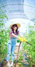 戴斗笠穿牛仔-可爱可爱女生农场畅游清新写真