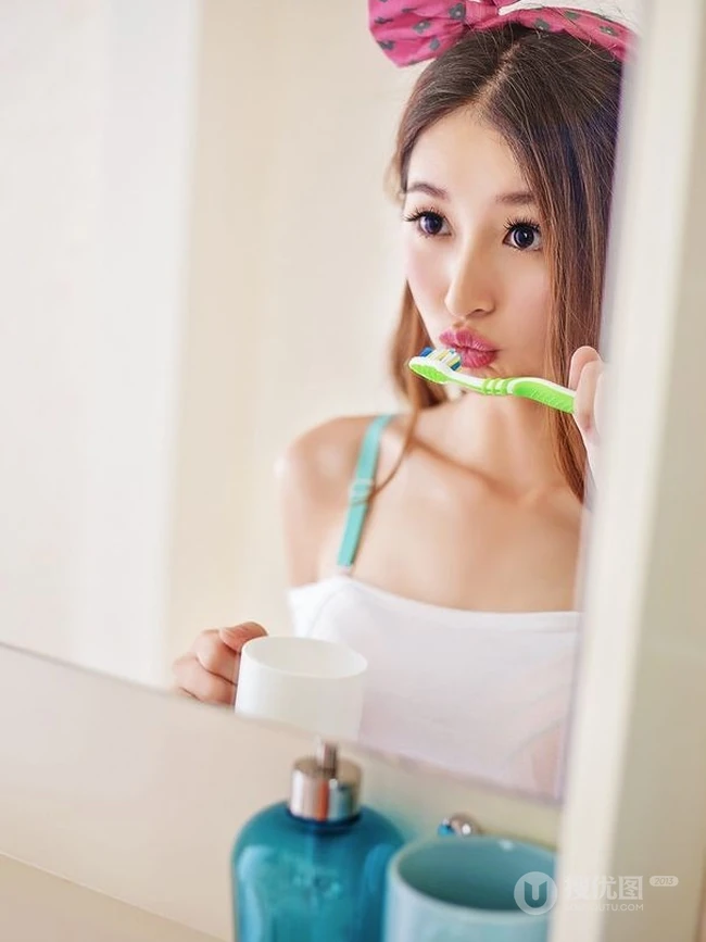 嫩模陈彦儿和她闺蜜的开心日记-洗刷刷加家居风哦
