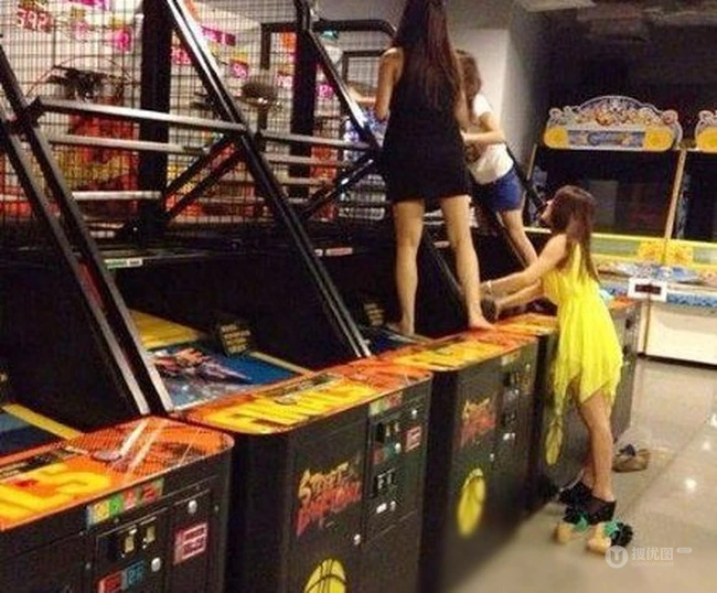 去玩投篮游戏机的时候看到的