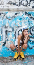 韩模朴诗贤的青春轮滑高清写真-户外牛仔动感靓丽