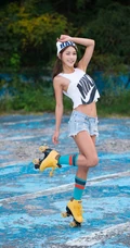 韩模朴诗贤的青春轮滑高清写真-户外牛仔动感靓丽