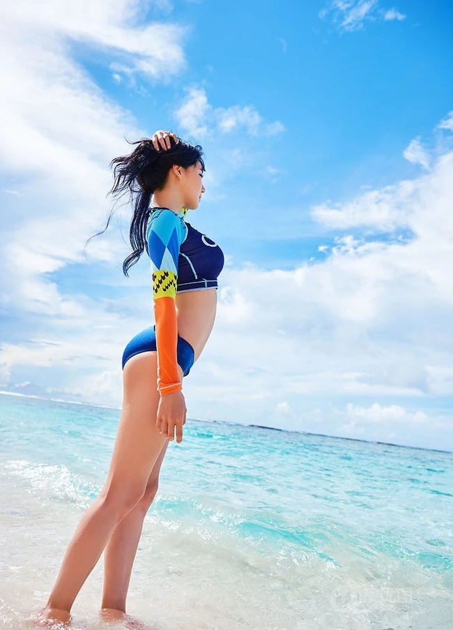 蓝色泳装 女生韩佳恩海边泳装高清写真