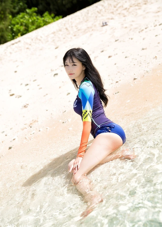 蓝色泳装 女生韩佳恩海边泳装高清写真
