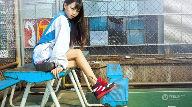 运动场里的清纯学生妹唯美随拍大图