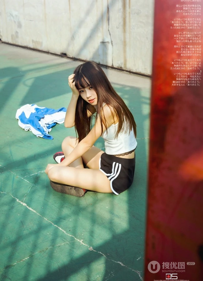 运动场里的清纯学生妹唯美随拍大图